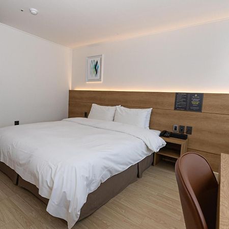 סאוגוויפו Hotel The Grang Jungmun מראה חיצוני תמונה
