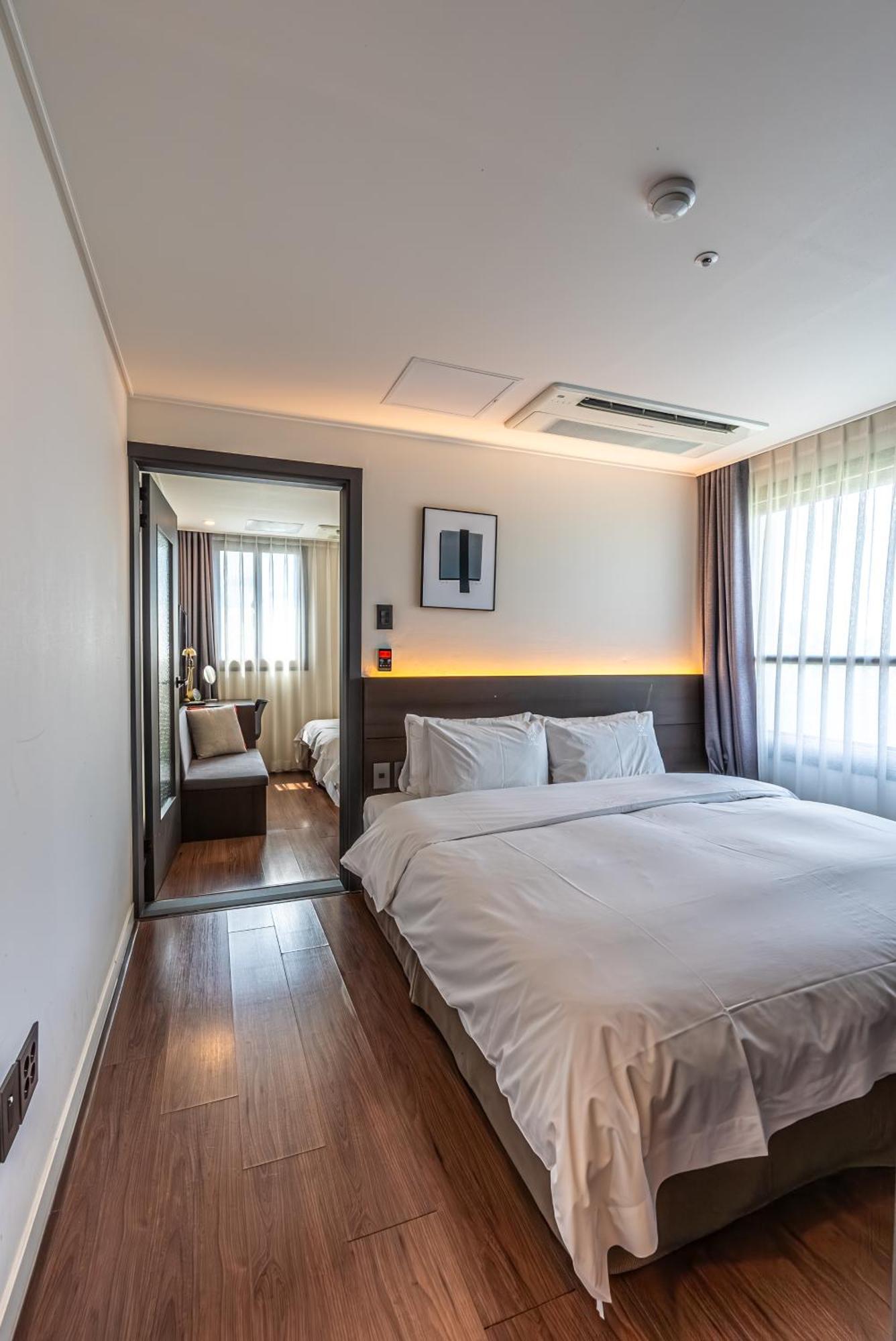סאוגוויפו Hotel The Grang Jungmun מראה חיצוני תמונה