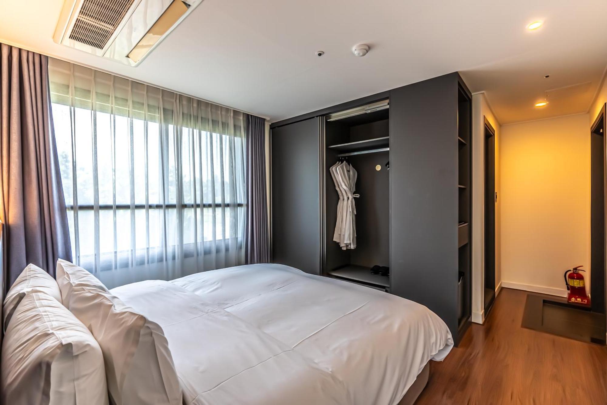 סאוגוויפו Hotel The Grang Jungmun מראה חיצוני תמונה