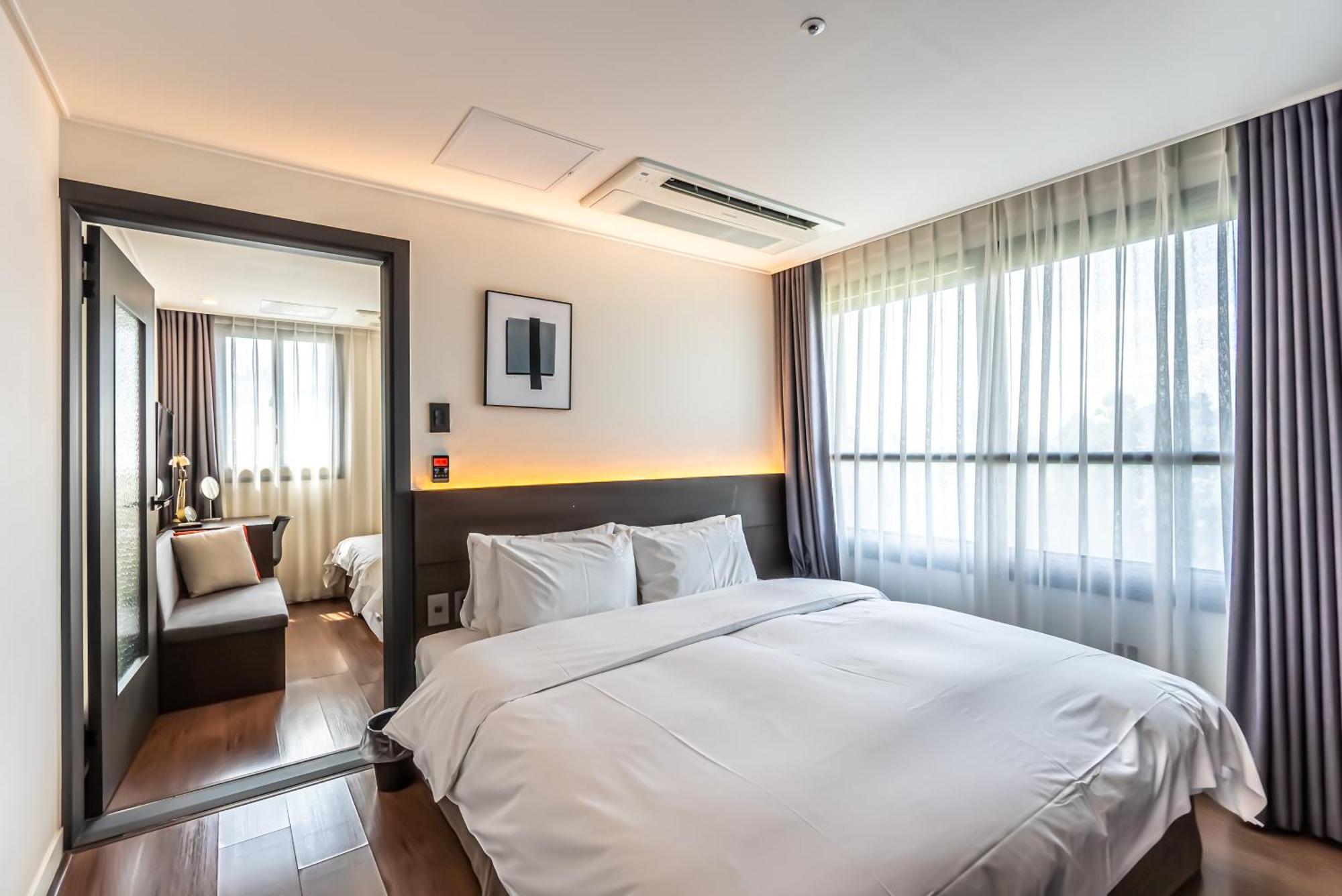 סאוגוויפו Hotel The Grang Jungmun מראה חיצוני תמונה