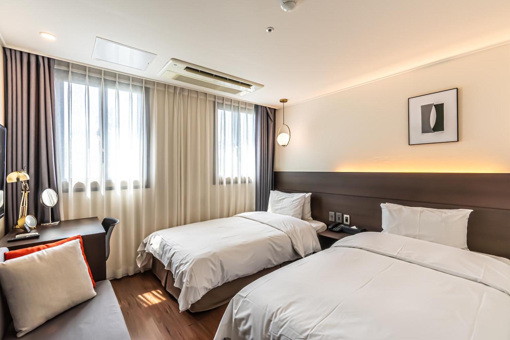 סאוגוויפו Hotel The Grang Jungmun מראה חיצוני תמונה