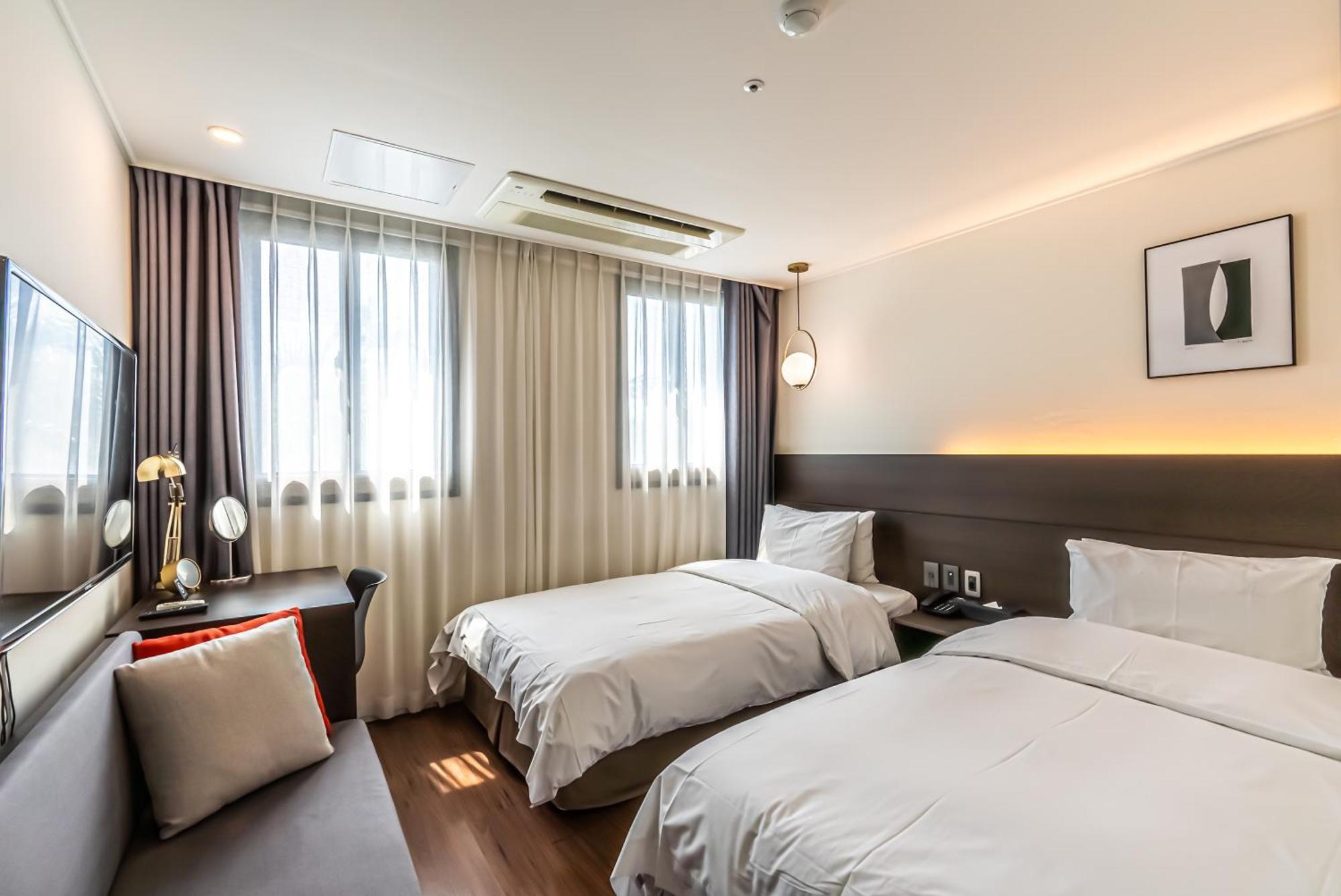 סאוגוויפו Hotel The Grang Jungmun מראה חיצוני תמונה