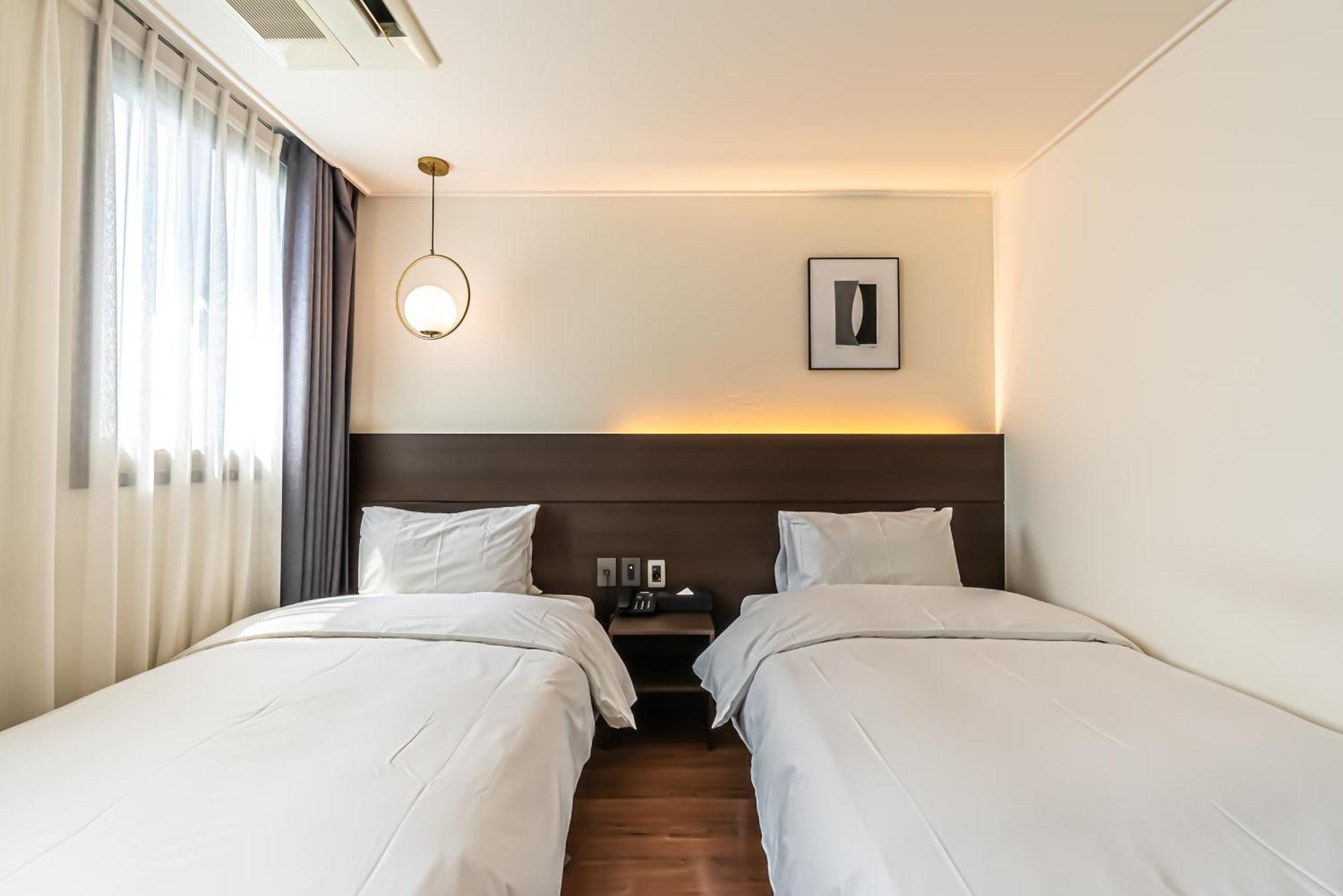 סאוגוויפו Hotel The Grang Jungmun מראה חיצוני תמונה