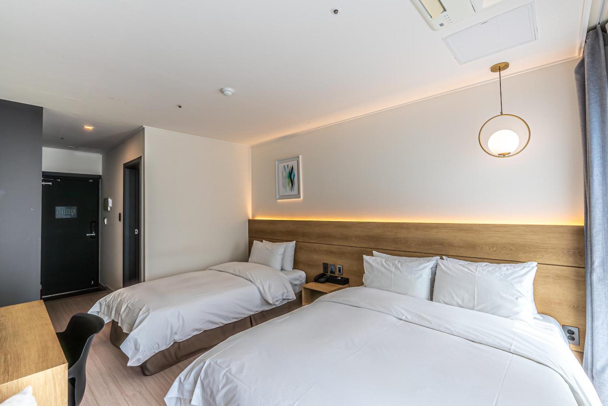 סאוגוויפו Hotel The Grang Jungmun מראה חיצוני תמונה