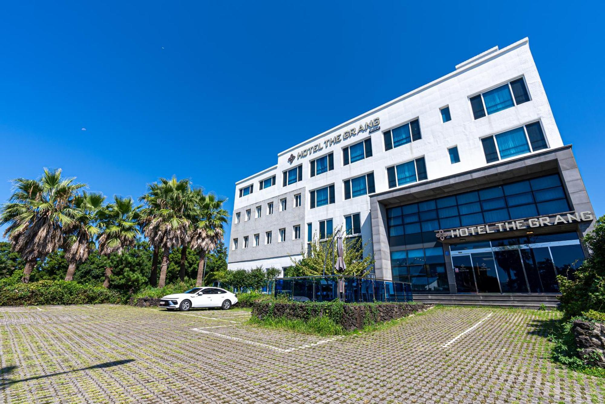 סאוגוויפו Hotel The Grang Jungmun מראה חיצוני תמונה