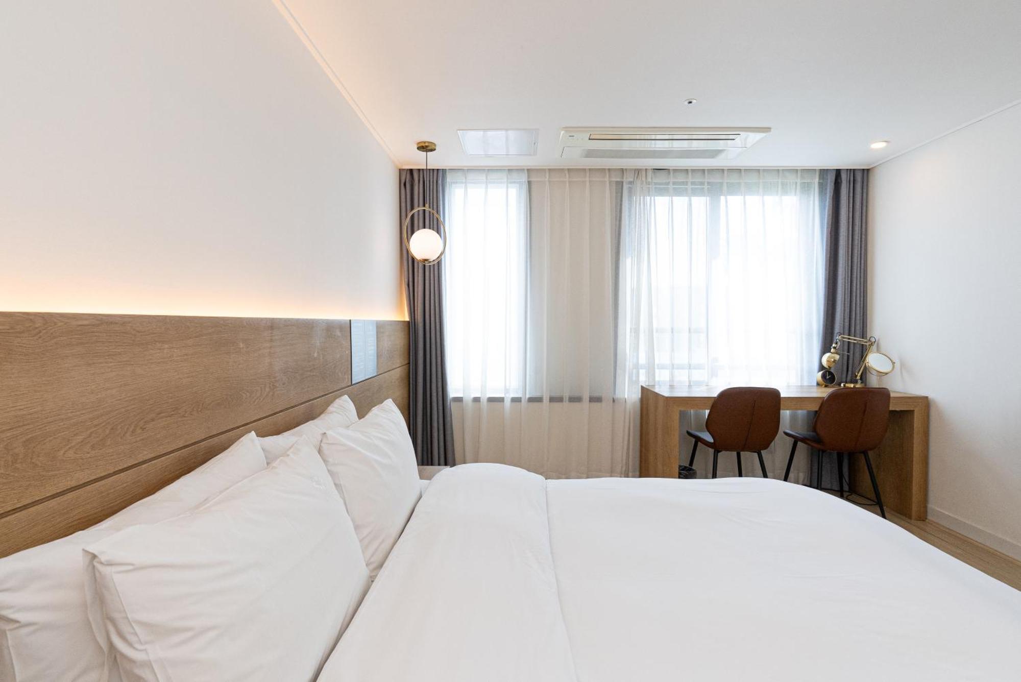 סאוגוויפו Hotel The Grang Jungmun מראה חיצוני תמונה