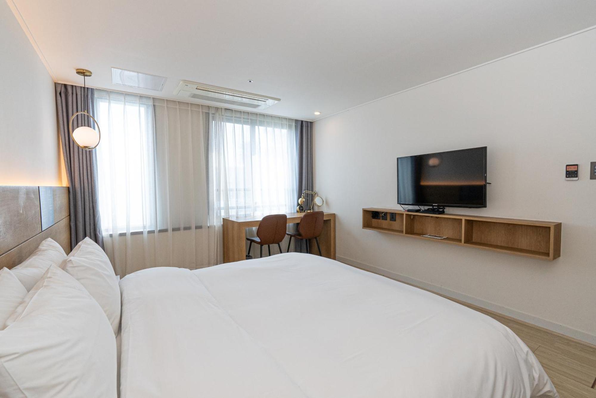 סאוגוויפו Hotel The Grang Jungmun מראה חיצוני תמונה