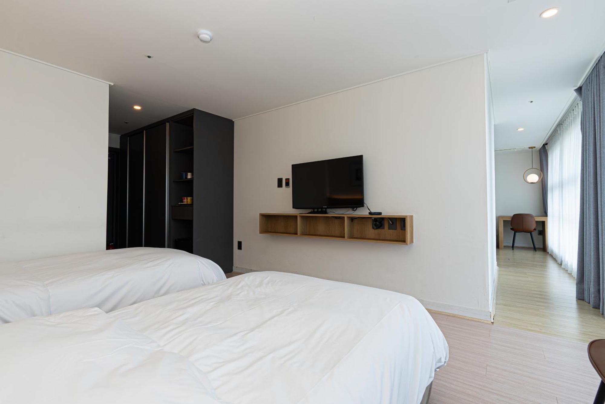סאוגוויפו Hotel The Grang Jungmun מראה חיצוני תמונה