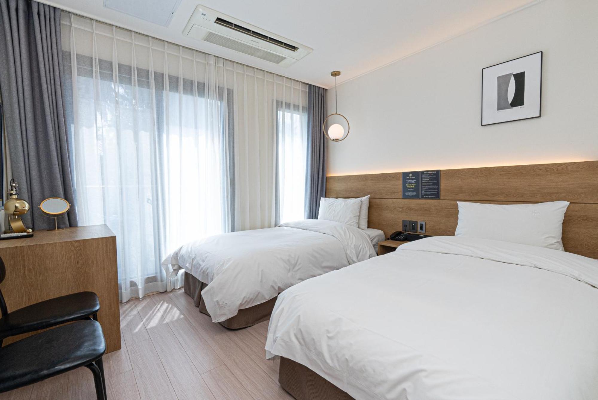 סאוגוויפו Hotel The Grang Jungmun מראה חיצוני תמונה
