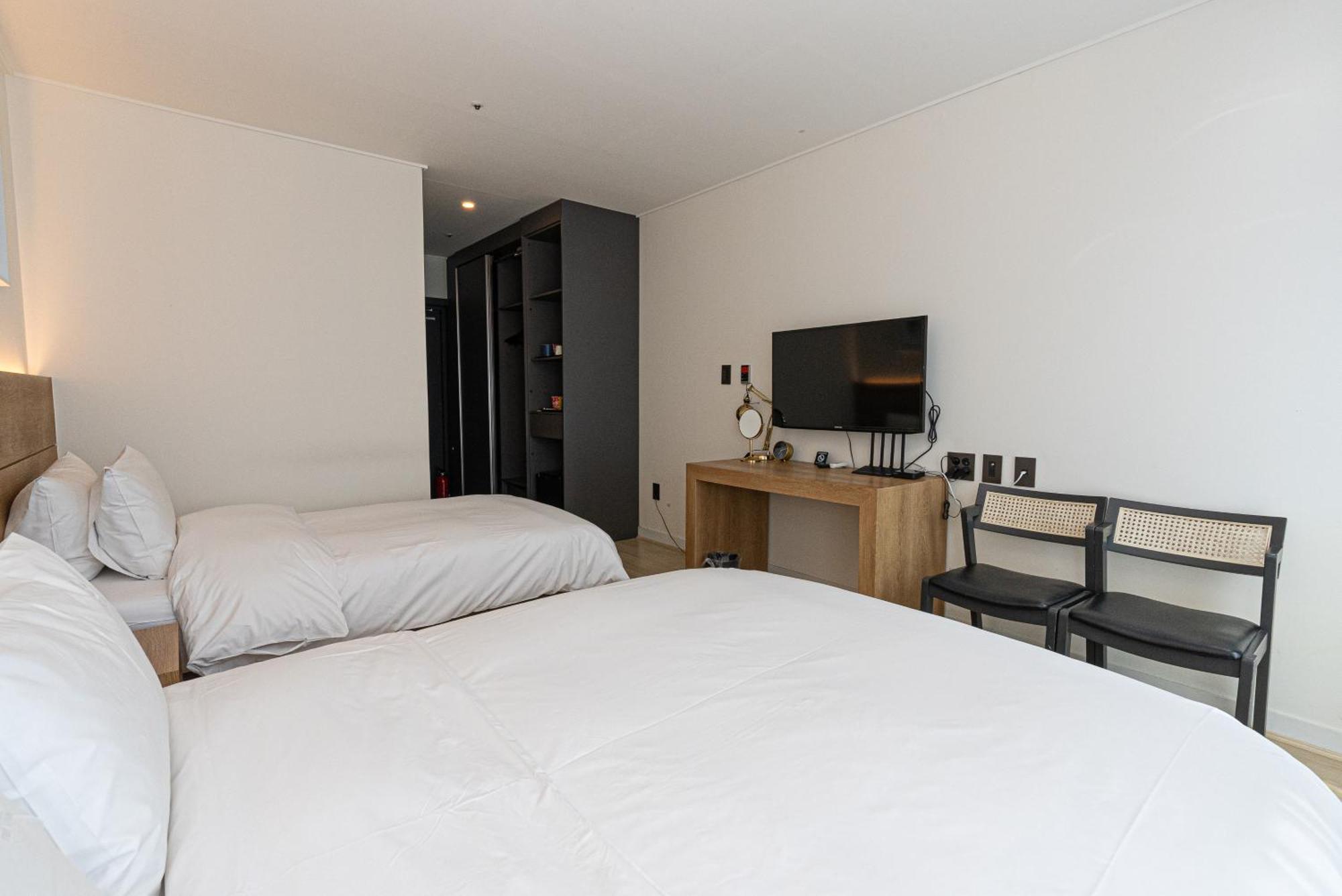 סאוגוויפו Hotel The Grang Jungmun מראה חיצוני תמונה